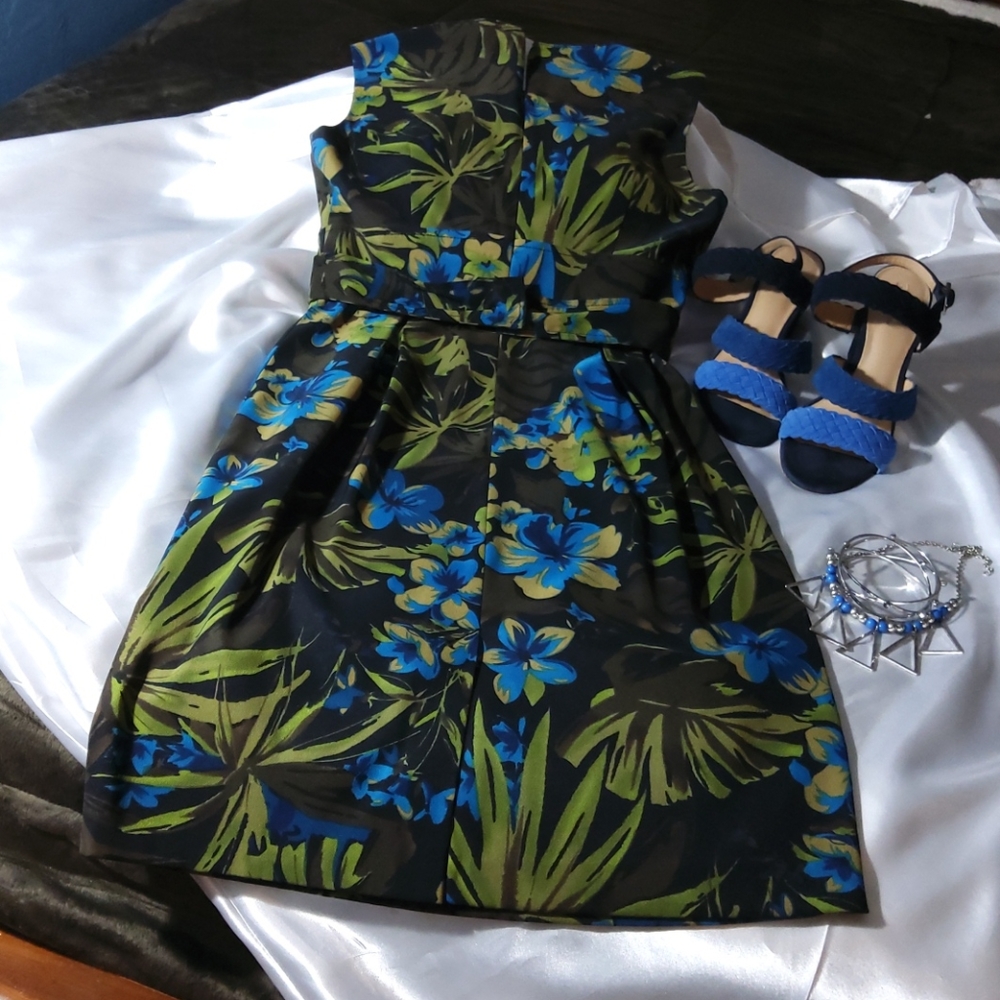 ...Im selling a Dress - Picture 4 of 6